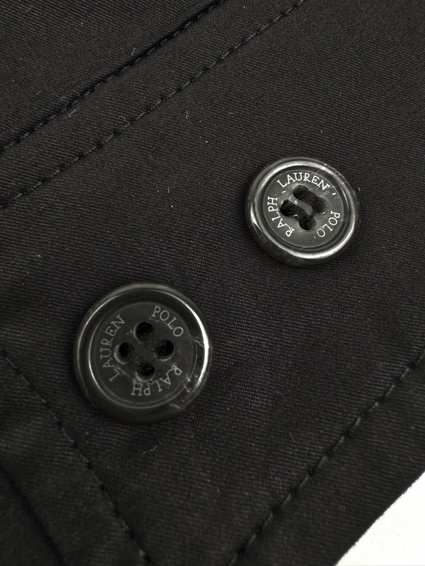 P480 Ralph Lauren embroidered zipper jacket. Customized cotton double-ply small diagonal elegant fabric. Soft and silky. Comfortable against the skin. Uses pure black as the base color. A touch of light gold pony mark embroidery is embellished on the chest. It is more dazzling due to the black background. Low-key and powerful. Subtle gloss changes inject breathing and vitality into the black jacket. Use extreme simplicity to outline a high-end silhouette. Demonstrate taste in silence. Style guide. Universal adaptability. Process 1: Adopt imported machine embroidery technology and use advanced computer control systems and precision mechanical components to achieve the iconic pony embroidery operation with high precision and smooth and delicate lines. Process 2: Template machine bag opening. The preset template guides the position, shape and size of the bag opening. The accuracy ensures the quality of the bag opening effect. Process 3: Infrared positioning cutting machine uses infrared transmitters and infrared receivers to achieve precise positioning of materials. The accuracy can reach the micron level, thereby meeting the effect of high-precision cutting of plaid alignment. Process 4: The fabrics have been carefully washed and have a better hand feel. Not easy to deform, not easy to shrink, not easy to fade, and maintain long-term beauty. Accessories: Customized 1:1 Ralph Lauren shell buckle Customized 1:1 Ralph Lauren zipper Customized 1:1 Ralph Lauren trademark Version: Loose version Size: S M L XL Style number: CC905